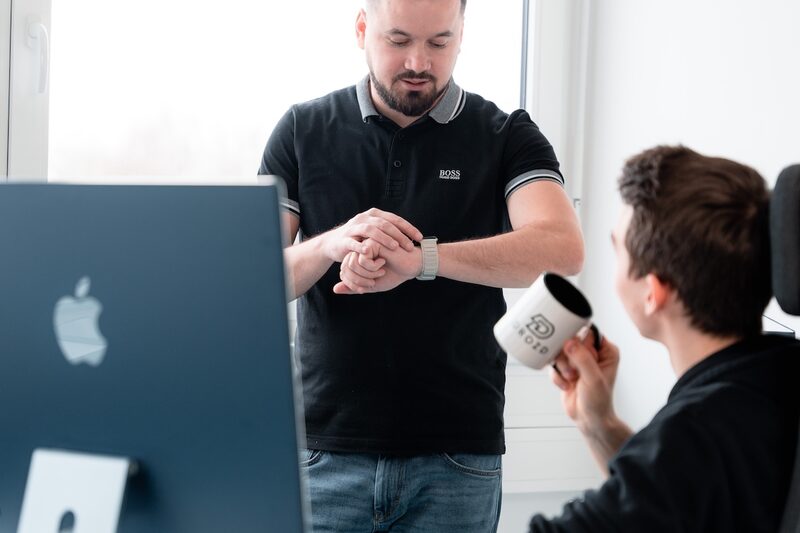 Ioan Drozd bespricht mit einem Kollegen am Bildschirm eine automatisierte Kampagne