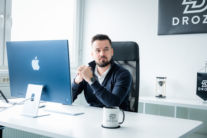 Ioan Drozd plant eine LinkedIn-Ads-Kampagne für B2B-Kundengewinnung am Schreibtisch