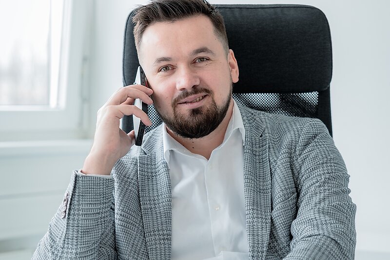 Ioan Drozd nimmt am Schreibtisch einen Anruf eines potenziellen Kunden entgegen