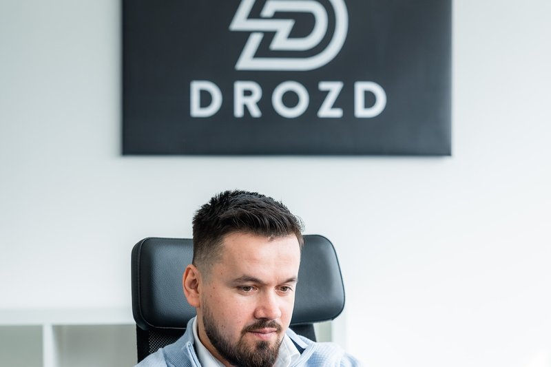 Ioan Drozd prüft am Smartphone und Laptop laufende Kampagnen