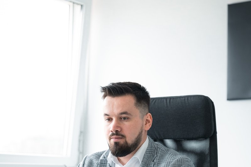 Ioan Drozd arbeitet am Laptop an einer Online-Marketing-Strategie