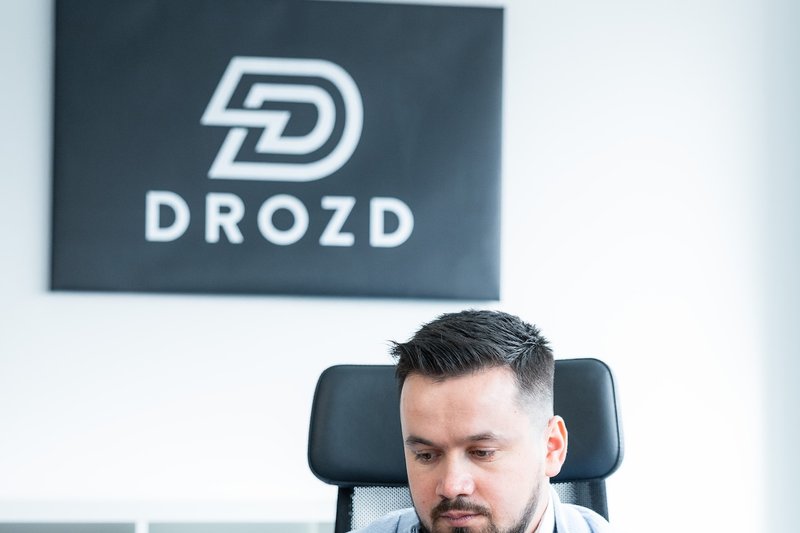 Ioan Drozd im Büro, Symbolbild für kontinuierliche Social-Media-Betreuung