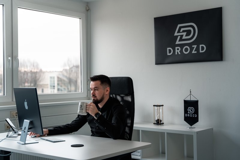 Ioan Drozd prüft im Büro laufende Social-Media-Kanäle am Bildschirm