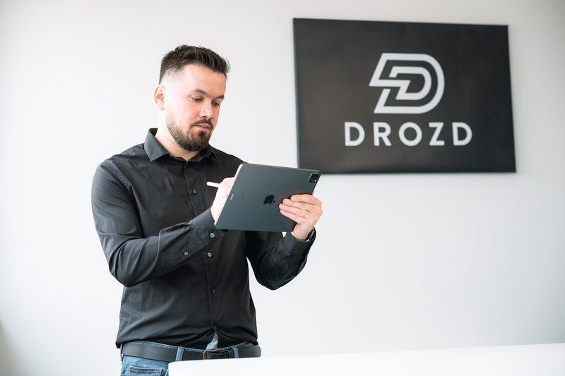 Ioan Drozd plant am iPad ein neues Website-Konzept