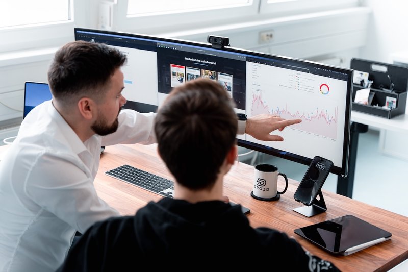Ioan Drozd bespricht mit dem Team die Auswertung einer Website