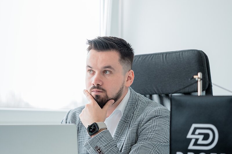 Ioan Drozd überlegt am Schreibtisch, welche Agentur-Strategie zum Unternehmen passt