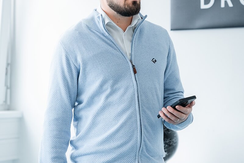 Ioan Drozd steht nachdenklich im Büro mit dem Telefon in der Hand